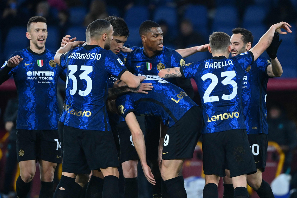 Inter Milan berhasil memetik poin penuh pada pekan ke-16 Serie A 2021/2022, Minggu, 5 Desember 2021, dini hari WIB. Bertandang ke markas AS Roma, Nerazzurri menang dengan skor 3-0 di Olimpico.