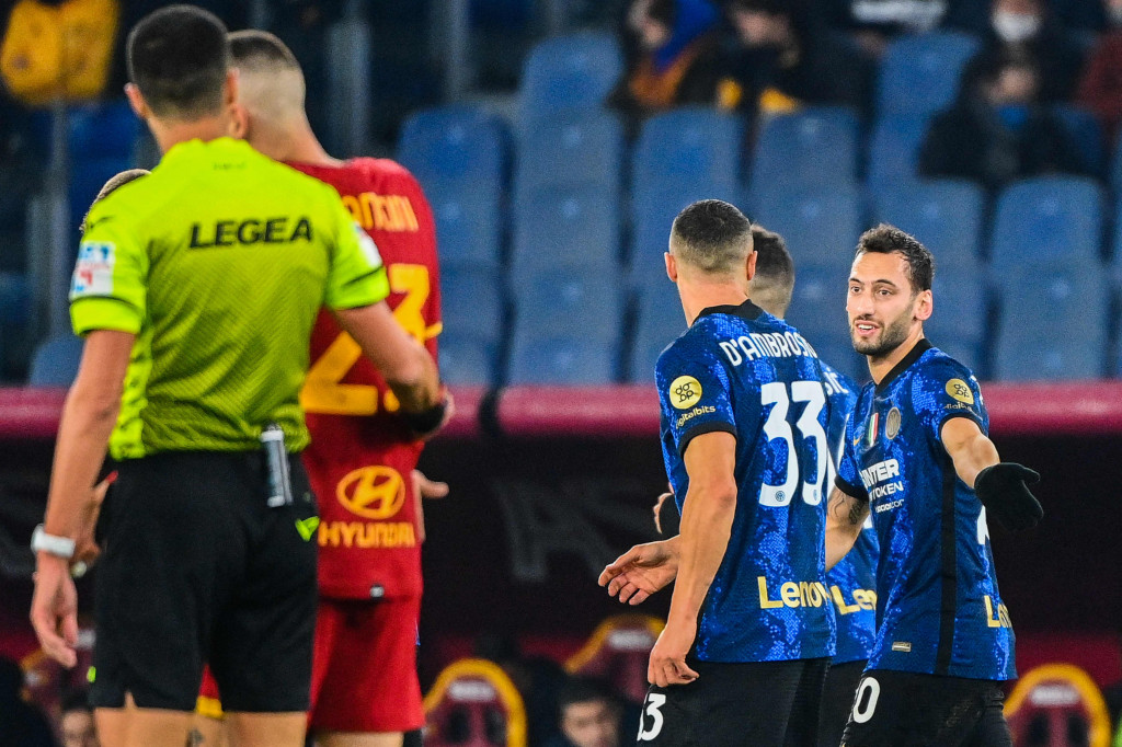 Inter tampil percaya diri, dan berhasil mencetak seluruh gol kemenangan di babak pertama. Hakan Calhanoglu membuka skor dengan sepak pojoknya di menit ke-15, disusul Edin Dzeko pada menit ke-24, lalu dilengkapi dengan sundulan Denzel Dumfries di menit ke-39.