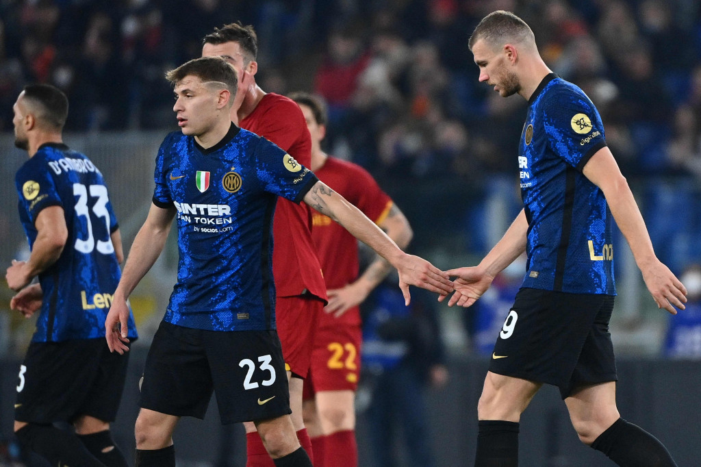 Edin Dzeko melakukan selebrasi usai mencetak gol ke gawang AS Roma pada pekan ke-16 Serie A 2021/2022 di Olimpico, Minggu, 5 Desember 2021, dini hari WIB.