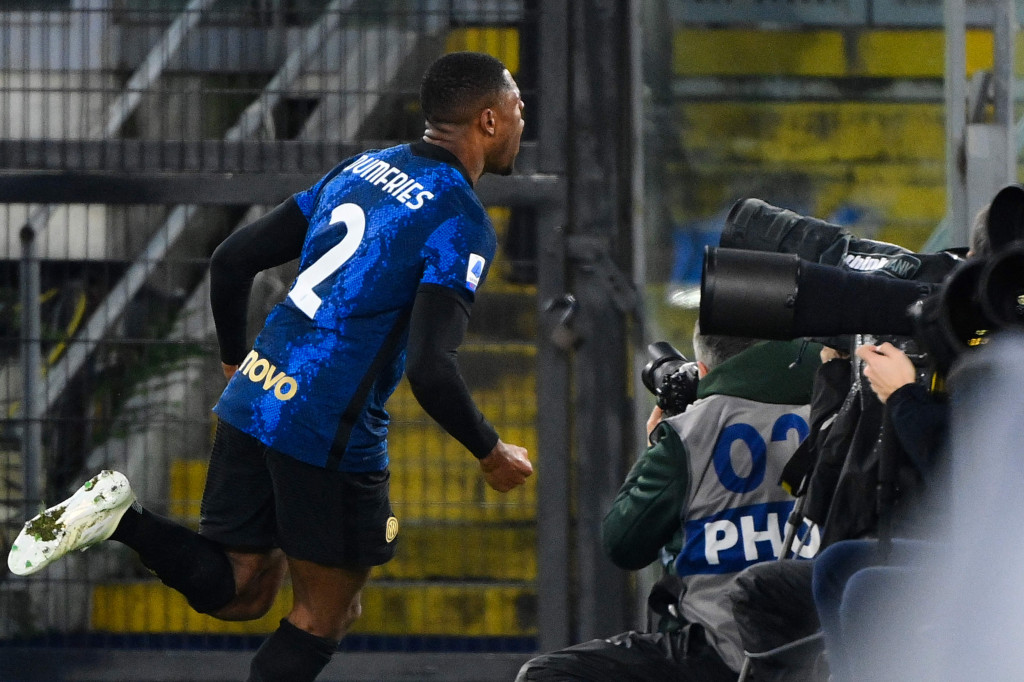 Denzel Dumfries melakukan selebrasi usai mencetak gol ke gawang AS Roma pada pekan ke-16 Serie A 2021/2022 di Olimpico, Minggu, 5 Desember 2021, dini hari WIB.