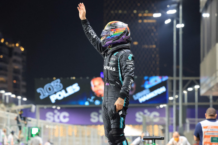 Lewis Hamilton sukses meraih pole F1 GP Arab Saudi 2021 usai mengalahkan Valtteri Bottas pada sesi kualifikasi di Sirkuit Jeddah Corniche, Minggu, 5 Desember 2021, dini hari WIB.
