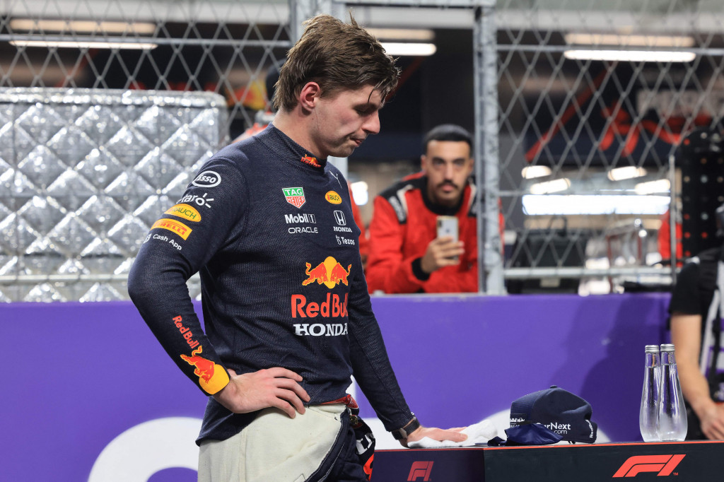 Kondisi ini membuat Verstappen tertunduk lesu karena harus mengakhiri sesi di posisi ketiga.