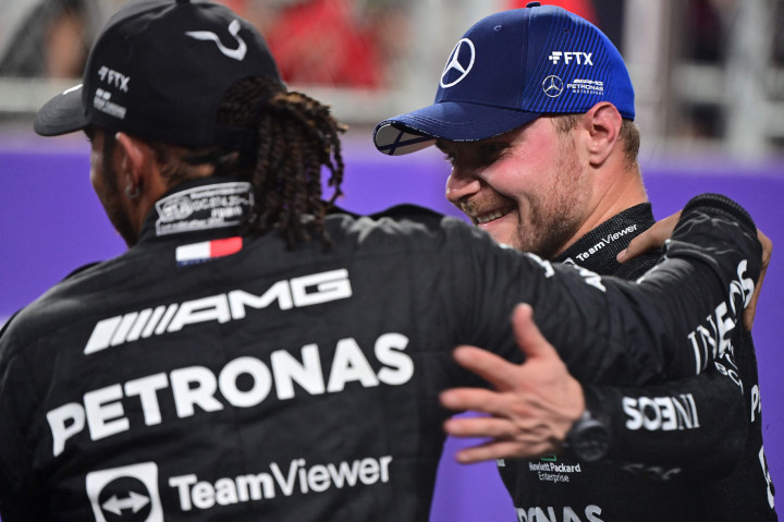 Sementara itu, posisi kedua pada hasil sesi kualifikasi F1 GP Aab Saudi 2021 diisi oleh rekan setim Hamilton, yaitu Valtteri Bottas. Bottas memiliki selisih catatan waktu di Q3 dengan Hamilton yakni 0,111 detik. 