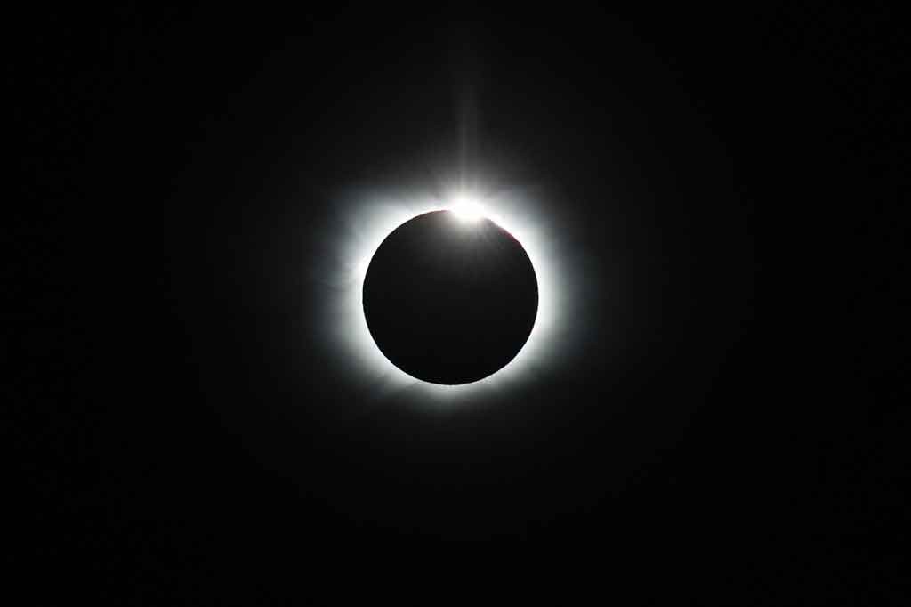 Gerhana matahari total terjadi pada Sabtu, 4 Desember 2021. Namun fenomena langka kali ini hanya bisa dilihat di Antartika Barat. NASA mengatakan periode totalitas dimulai pada 2:44 pagi ET.