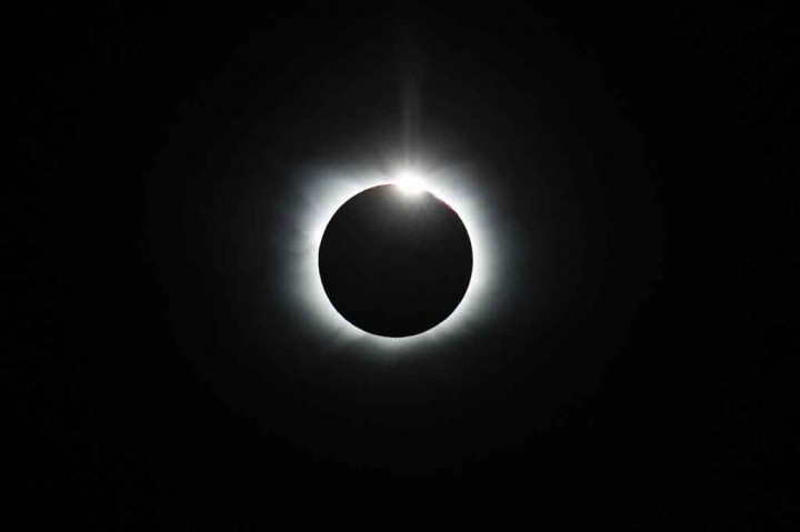 Gerhana matahari total terjadi pada Sabtu, 4 Desember 2021. Namun fenomena langka kali ini hanya bisa dilihat di Antartika Barat. NASA mengatakan periode totalitas dimulai pada 2:44 pagi ET.