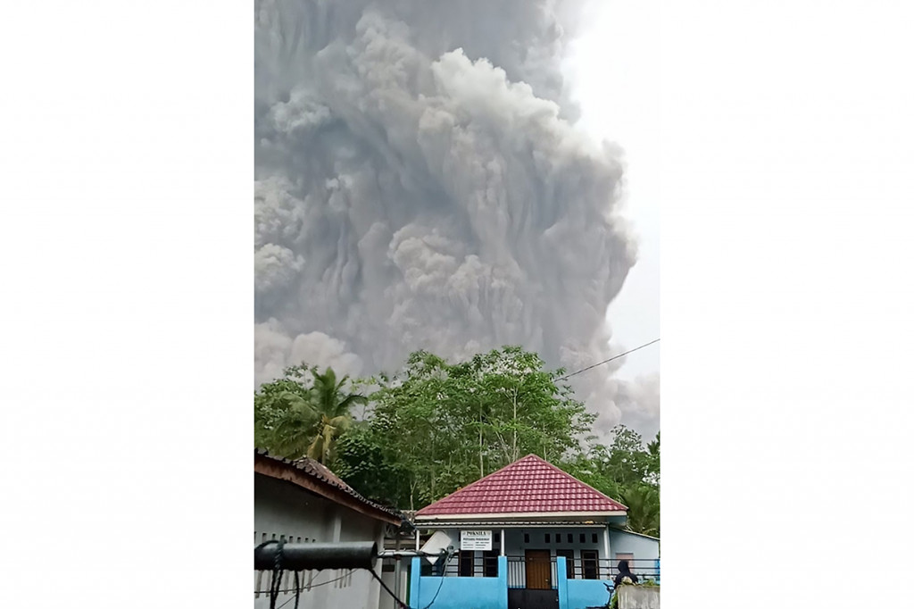 Gunung Semeru di Jawa Timur kembali meletus pada Sabtu, 4 Desember 2021, pada pukul 15.00 WIB. Sumber BPBD Jawa Timur melaporkan, semeru mengeluarkan awan panas yang turun mengarah Curah Kobokan.