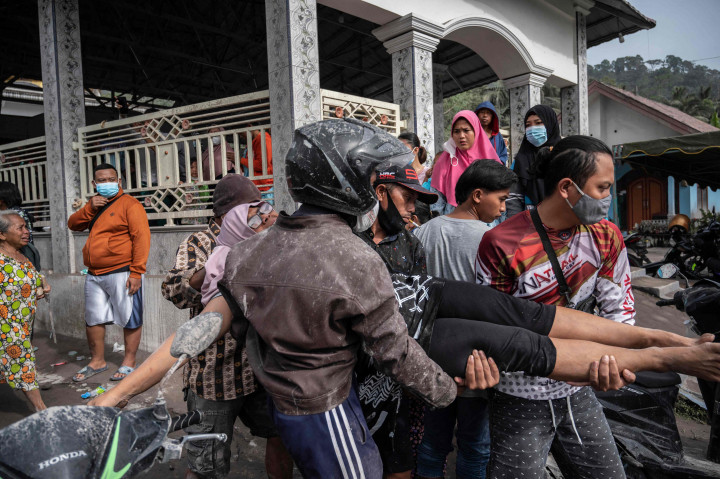 Selain itu terdapat beberapa warga lainnya yang dirawat di sejumlah fasilitas kesehatan. Rinciannya; 40 orang dirawat di Puskesmas Pasirian, 7 orang di Puskesmas Candipuro, serta 10 orang lain di Puskesmas Penanggal yang di antaranya terdapat dua orang ibu hamil.