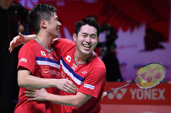 Pasangan ganda putra Jepang Takuro Hoki/Yugo Kobayashi melakukan selebrasi setelah menjadi juara BWF World Tour Finals 2021, usai mengalahkan Marcus Fernaldi Gideon/Kevin Sanjaya Sukamuljo.