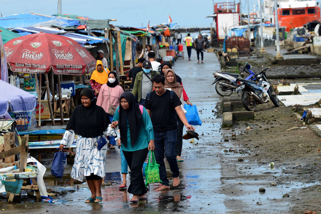 Wisatawan dari Pulau Harapan tiba di Pelabuhan Muara Angke, Jakarta, Minggu, 5 Desember 2021.