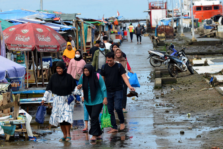 Wisatawan dari Pulau Harapan tiba di Pelabuhan Muara Angke, Jakarta, Minggu, 5 Desember 2021.