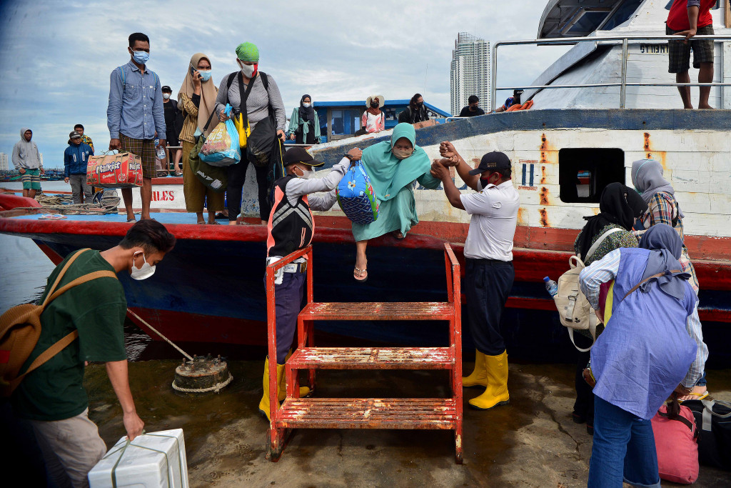 Kondisi cuaca buruk disertai gelombang tinggi di perairan laut wilayah Kepulauan Seribu membuat keberangkatan sejumlah kapal tradisional (kapal ojek) tertunda.