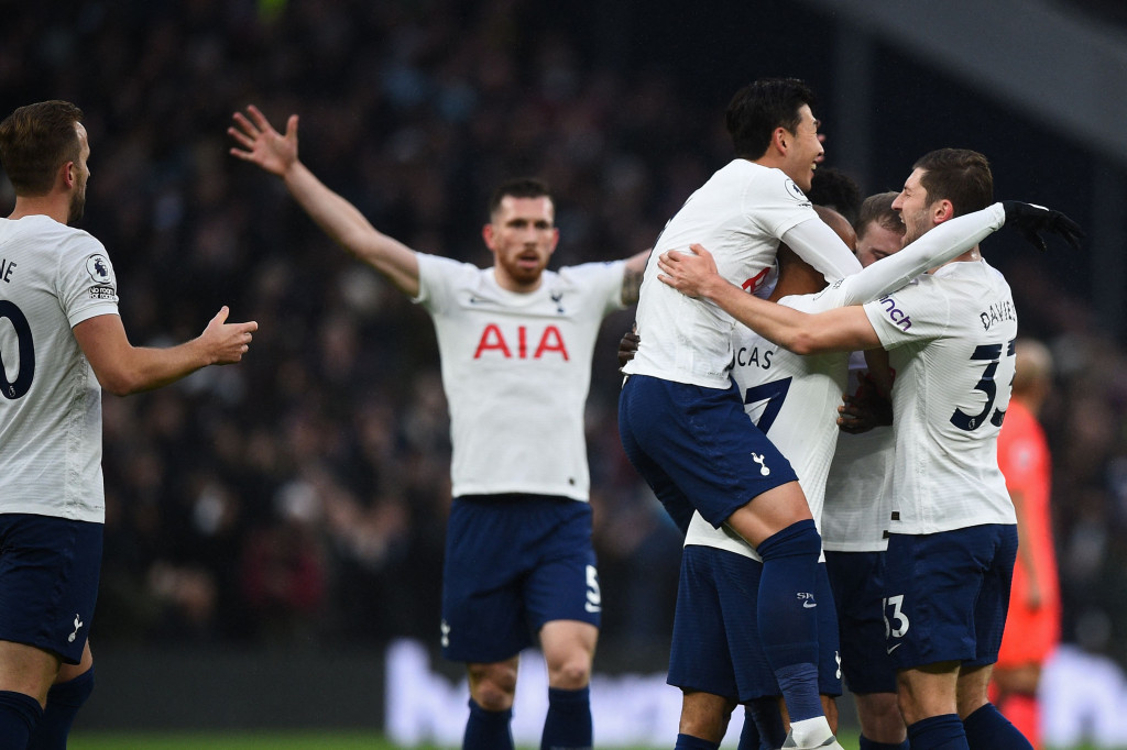 Tottenham unggul cepat berkat gol indah dari Lucas Moura di menit ke-10.