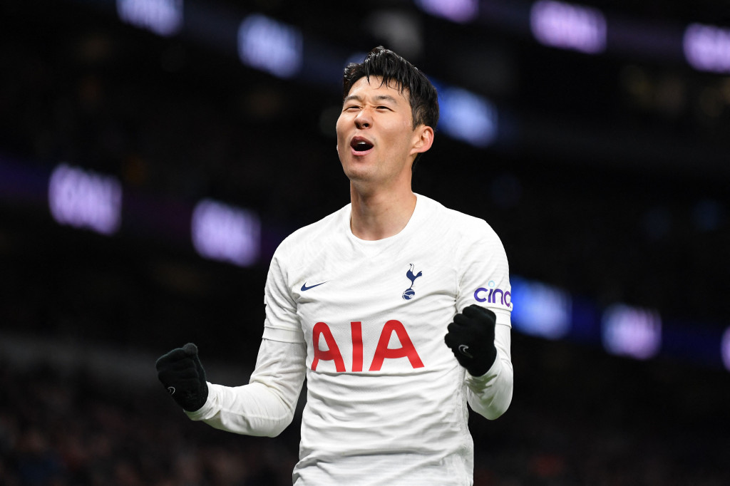Selepas jeda, Spurs menambah dua gol dari Davinson Sanchez di menit ke-67 dan Son Heung-min di menit ke-77.