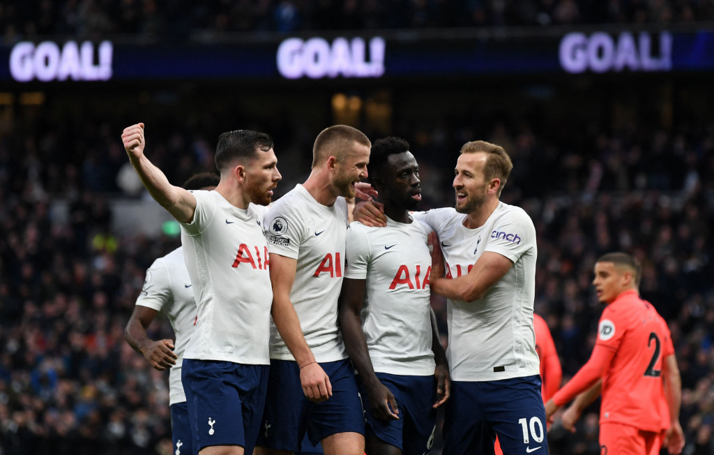 Tottenham tertinggal dua angka dari West Ham United, tapi masih punya satu laga tunda.