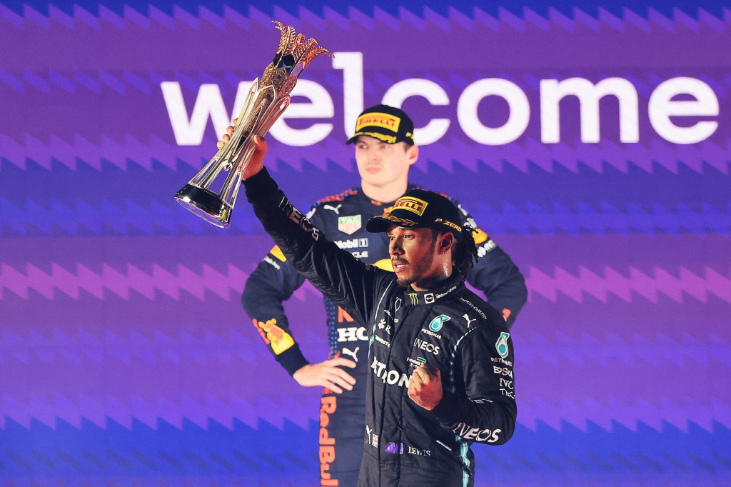 Kerja keras Hamilton akhirnya membuahkan hasil di lap ke-43. Pembalap asal Inggris itu berhasil melewati Verstappen dan mempertahankan keunggulan hingga akhir race dengan catatan waktu 2 jam 6 menit 15,118 detik.