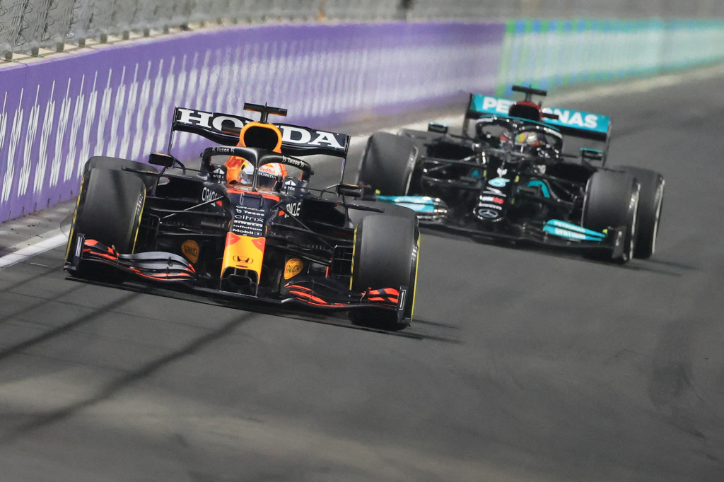 Verstappen mendapat keuntungan memimpin balapan karena tak sempat masuk pit stop setelah Hamilton dan rekan setimnya Valtteri Botas melakukannya. Duel antara Verstappen dan Hamilton pun berlangsung sengit. Hamilton dan Verstappen nyaris tabrakan di lap ke-37 saat berduel di tikungan.