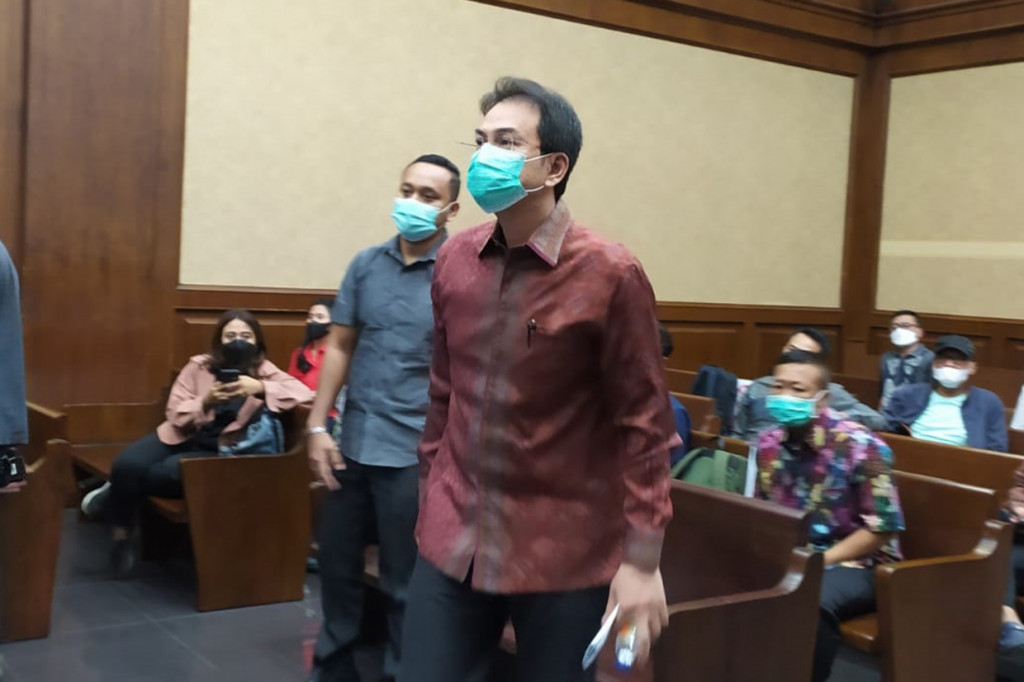 Usai dakwaan dibacakan, Azis menolak menggunakan hak eksepsi.