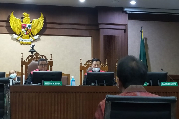 Dalam sidang yang digelar di Pengadilan Negeri Tindak Pidana Korupsi (Tipikor) Jakarta Pusat, Senin, 6 Desember 2021, Azis didakwa menyuap mantan Penyidik Komisi Pemberantasan Korupsi (KPK) Stepanus Robin Pattuju Rp3,09 miliar dan USD36 ribu.