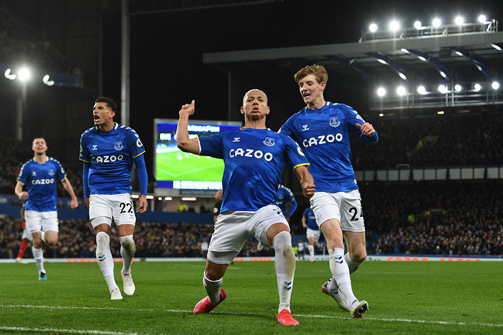 Di bawah bayang-bayang kekalahan Derby Merseyside pada tengah pekan kemarin, The Toffees berusaha tampil agresif, tetapi baru bisa memanfaatkan peluang pada menit ke-44 saat Richarlison meneruskan bola tendangan bebas untuk menjebol gawang Arsenal. Namun gol itu dianulir karena offside.