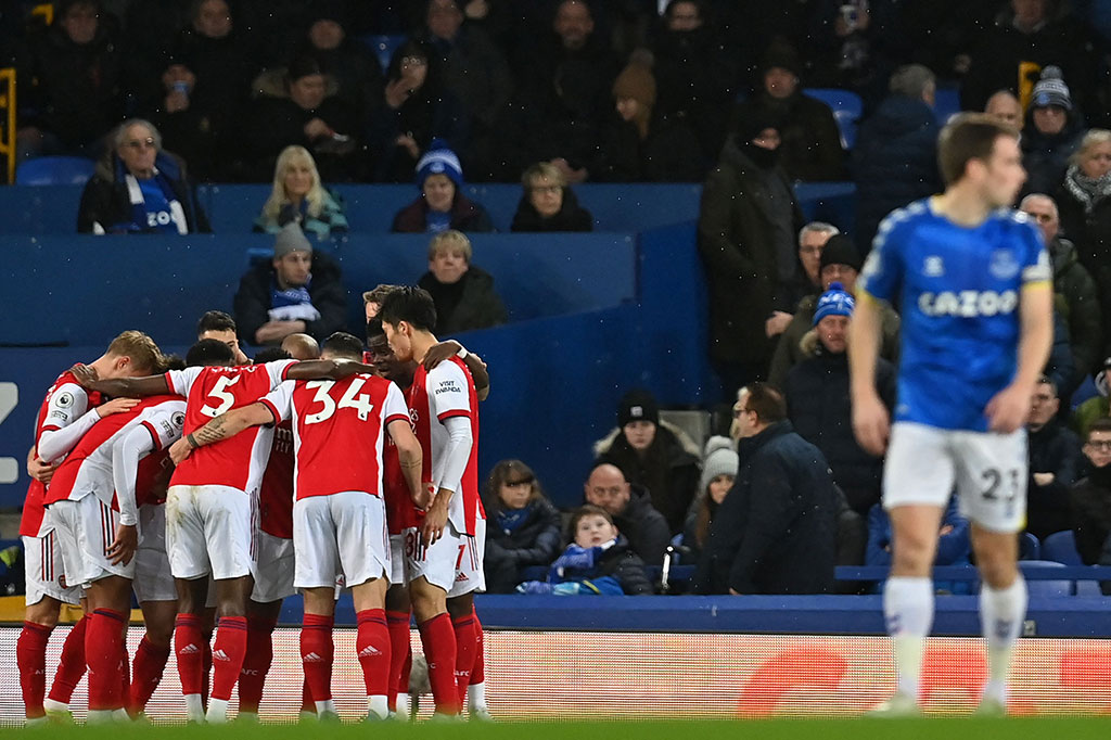 Tim tamu justru berhasil membuka keunggulan lewat Martin Odegaard pada injury time babak pertama lewat sepakan volinya menyelesaikan umpan silang kiriman Kieran Tierney.