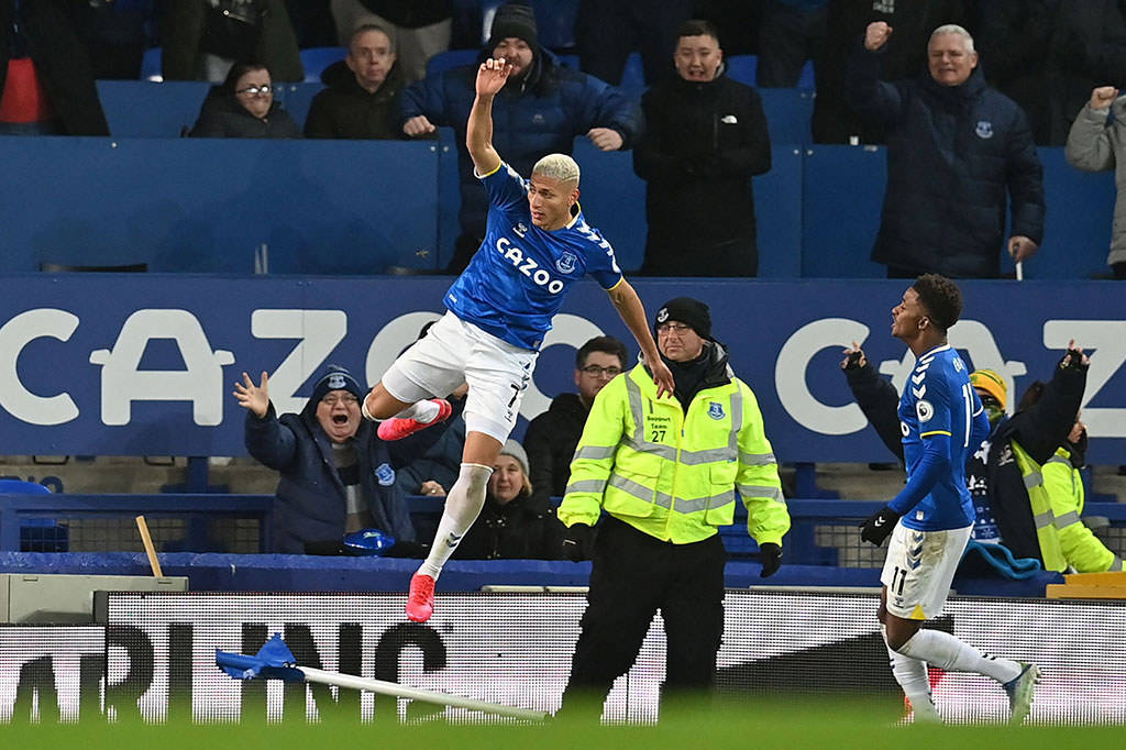 Dua kali golnya dianulir VAR tak membuat para pemain Everton patah arang, dan pada menit ke-79 Richarlison sigap menyambar bola muntah hasil tembakan Gray yang sempat memantul mengenai mistar gawang demi membuat kedudukan imbang 1-1.