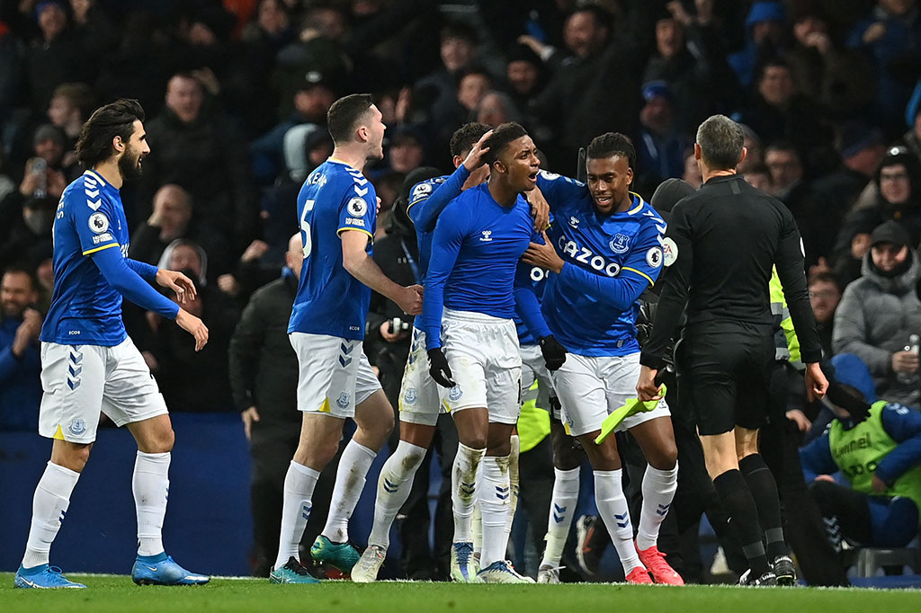 Kedua tim sepertinya akan berbagi poin hingga Demarai Gray menerima umpan dari Andre Gomes, kemudian melakukan tusukan sebelum mengakhirinya dengan tembakan melengkung yang bersarang di gawang tim tamu pada menit kedua injury time, sekaligus mengunci kemenangan 2-1 untuk Everton.