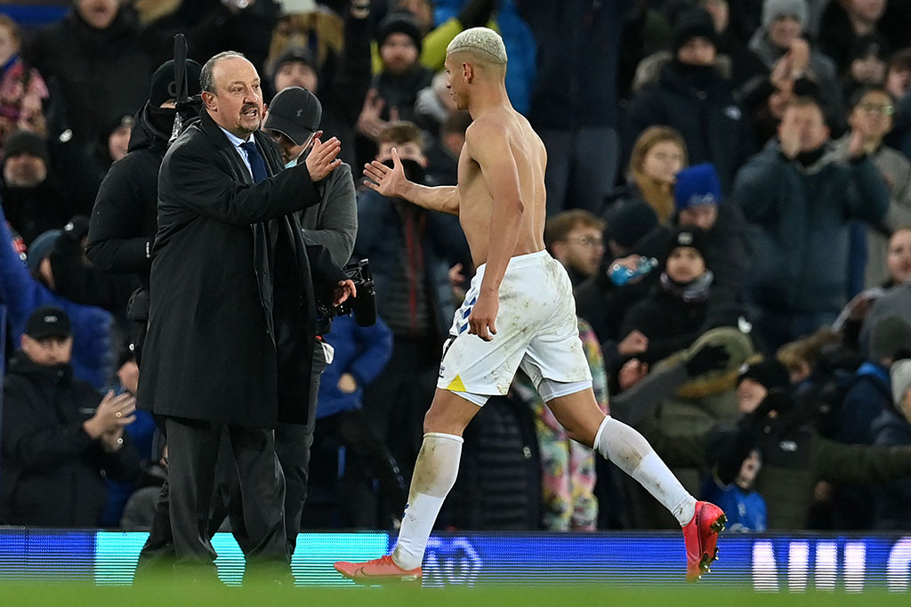 Kemenangan pertama dalam sembilan pertandingan terakhir itu membuat tim besutan Rafa Benitez naik ke posisi ke-12 klasemen sementara dengan koleksi 18 poin. Sedangkan The Gunners, yang menderita dua kekalahan beruntun tertahan di urutan ketujuh dengan 23 poin, setelah disalip Tottenham Hotspur dan Manchester United sehari sebelumnya.