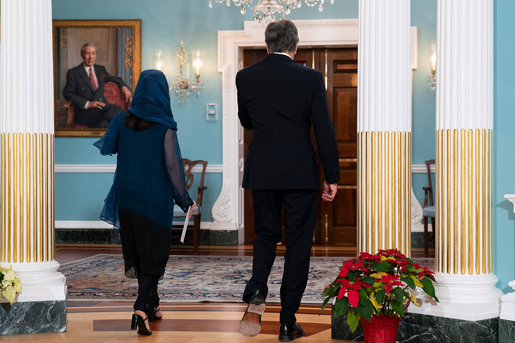 Blinken, yang negaranya musim panas ini menarik pasukannya dari Afghanistan setelah perang 20 tahun, memberi hormat kepada Yousafzai sebagai inspirasi bagi gadis-gadis dan wanita di seluruh dunia, dan seseorang yang dengan pekerjaannya, dengan usahanya, membuat perbedaan nyata. 