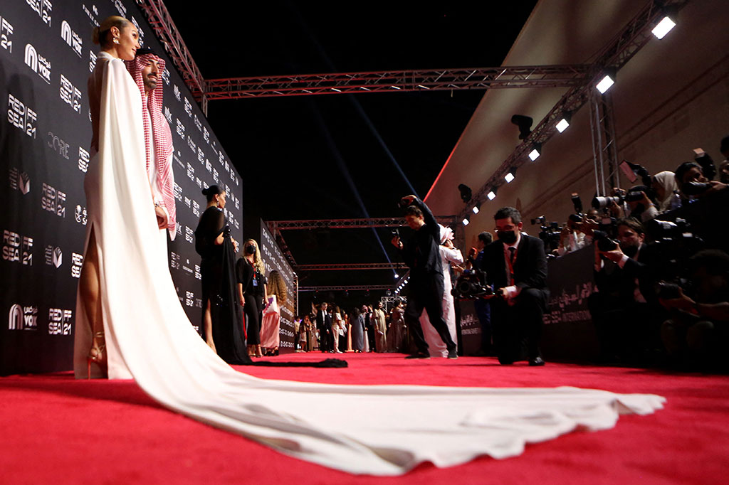 Model Afrika Selatan Candice Swanepoel berpose bersama Direktur Festival Film Internasional Laut Merah, Mohammed al Turki, di karpet merah edisi perdana di Kota Jeddah, Arab Saudi, pada Senin, 6 Desember 2021.