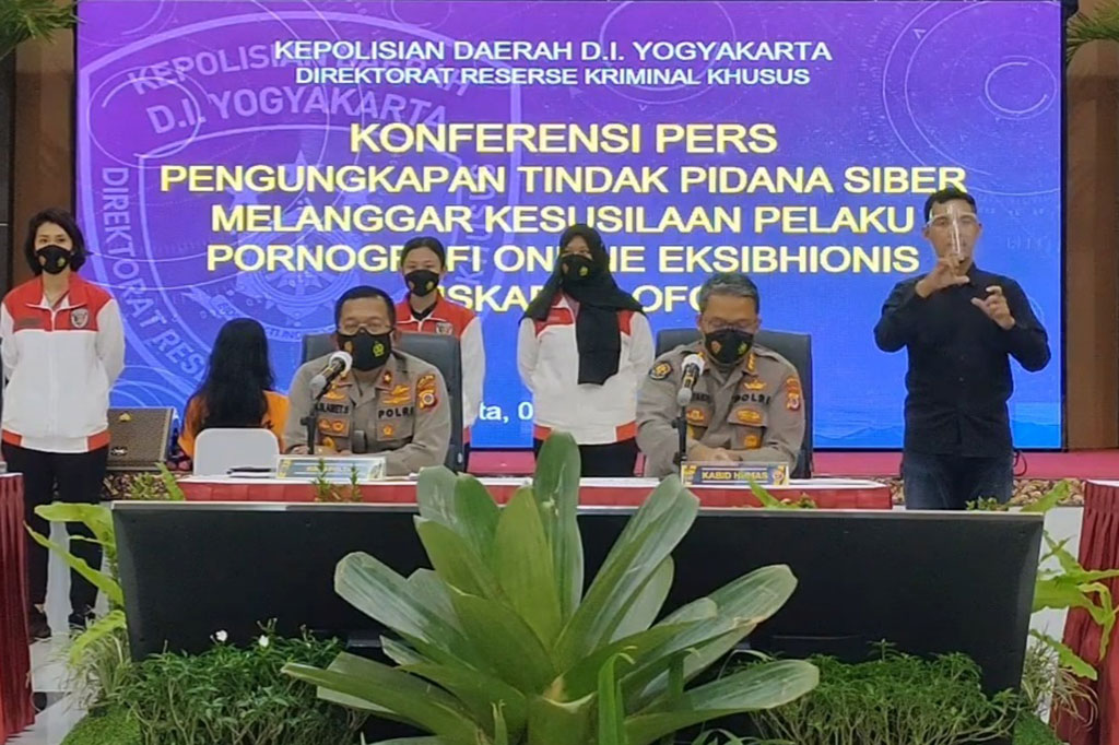 Kepolisian Daerah (Polda) Daerah Istimewa Yogyakarta (DIY) menggelar konferensi pers terkait pengungkapan tindak pidana siber melanggar kesusialaan pelaku pornografi online eksibhisionisme di Mapolda DIY, Selasa, 7 Desember 2021.