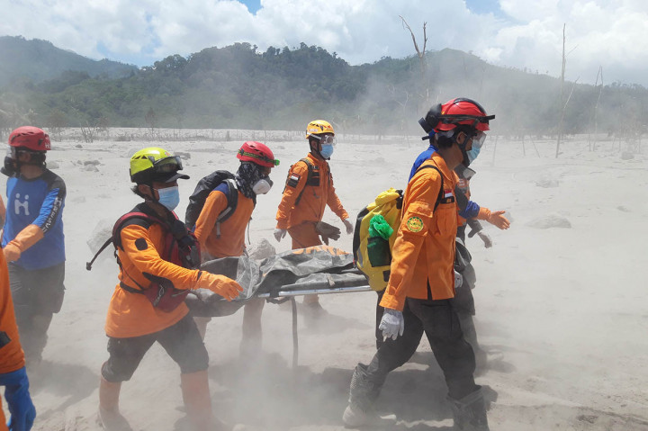 Proses Evakuasi Jenazah Korban Erupsi Gunung Semeru