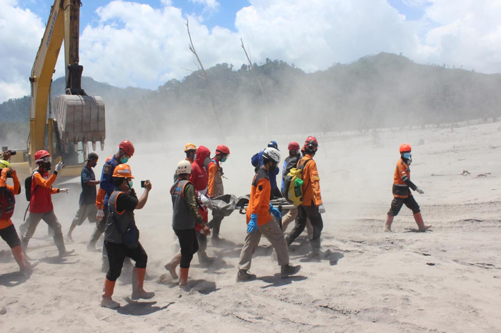 Proses Evakuasi Jenazah Korban Erupsi Gunung Semeru