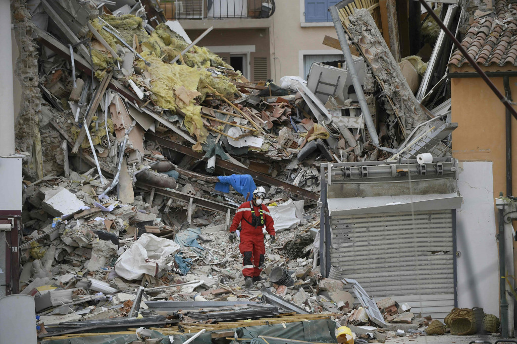 Dua orang masih dinyatakan hilang dalam insiden tersebut, yang diduga diakibatkan ledakan gas pada Senin malam.