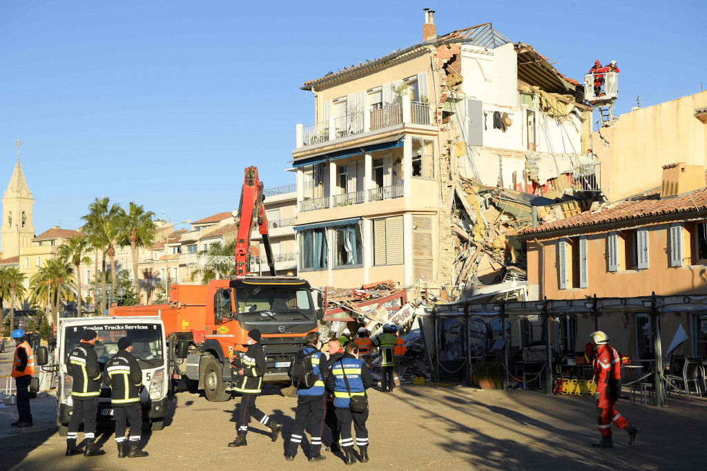 Dua gedung di samping lokasi kejadian juga mengalami kerusakan berat. Insiden terjadi di sebuah kota pesisir berpenduduk sekitar 15 ribu jiwa yang berlokasi di tenggara Marseille.
