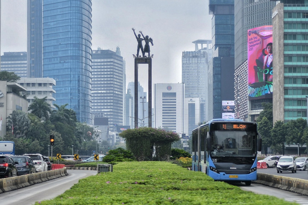 Armada bus TransJakarta melintasi kawasan Bundaran Hotel Indonesia, Jakarta, Selasa, 7 Desember 2021.