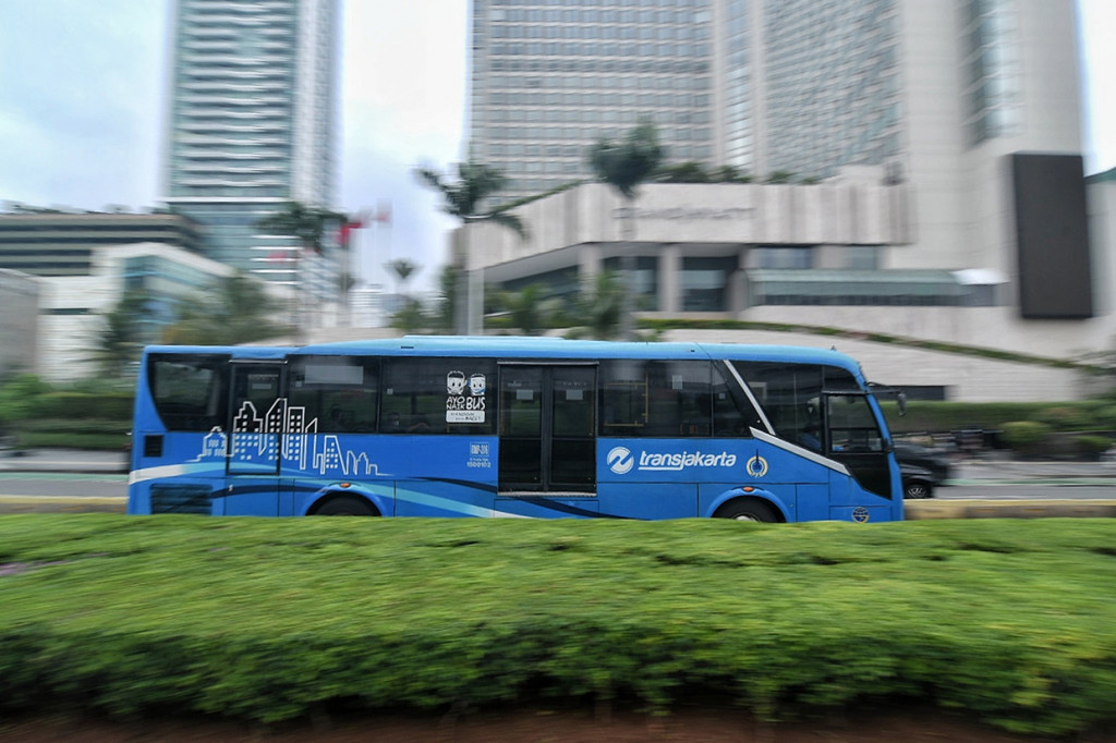 PT Transjakarta menghentikan operasional 110 unit bus dari operator Mayasari Bhakti dan 119 bus dari operator Steady Safe.