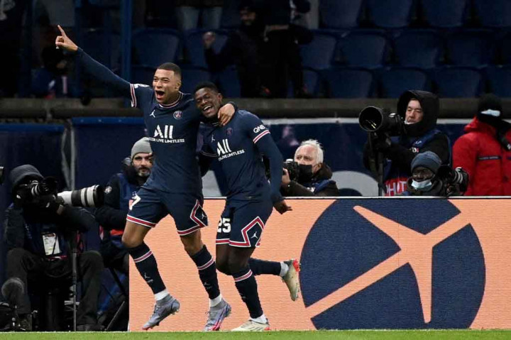 Pada menit ke-7, PSG menambah keunggulannya. Angel Di Maria mengirim umpan lambung ke kotak penalti yang kembali diselesaikan Mbappe dengan sepakan voli. Keunggulan PSG menjadi 2-0.