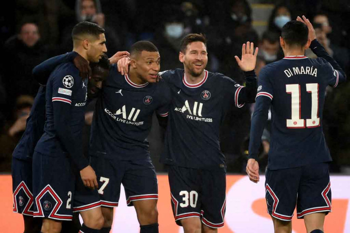 Pada menit ke-38, Lionel Messi akhirnya mencetak gol untuk mengubah kedudukan menjadi 3-0. Mbappe melewati penjagaan Jack Hendry di sisi kiri lalu mengirim operan ke Messi, yang melewati beberapa pemain lawan sebelum melepaskan sepakan keras dari tepi kotak penalti tanpa bisa dihentikan Mignolet.