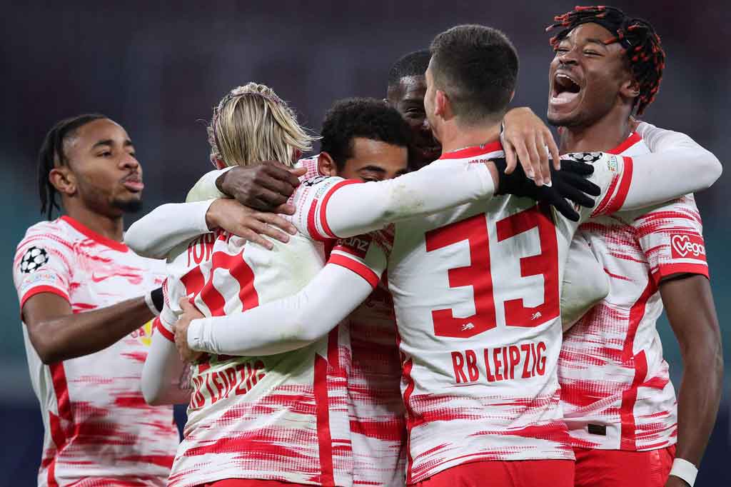 Selepas jeda, City mulai memainkan tempo tinggi dan berusaha mengontrol pertandingan. Beberapa peluang tercipta namun belum berbuah gol. Pada menit ke-71, Leipzig justru mencetak gol kedua. Forsberg mengirim umpan tarik yang disambut dengan eksekusi tenang Andre Silva di dalam kotak penalti. Leipzig unggul 2-0.