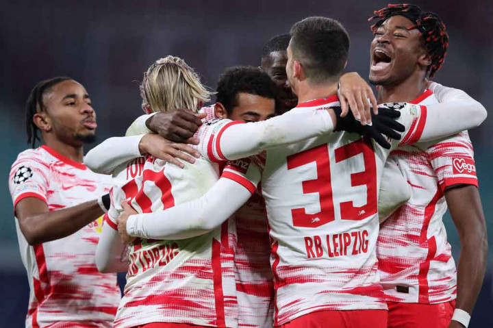 Selepas jeda, City mulai memainkan tempo tinggi dan berusaha mengontrol pertandingan. Beberapa peluang tercipta namun belum berbuah gol. Pada menit ke-71, Leipzig justru mencetak gol kedua. Forsberg mengirim umpan tarik yang disambut dengan eksekusi tenang Andre Silva di dalam kotak penalti. Leipzig unggul 2-0.