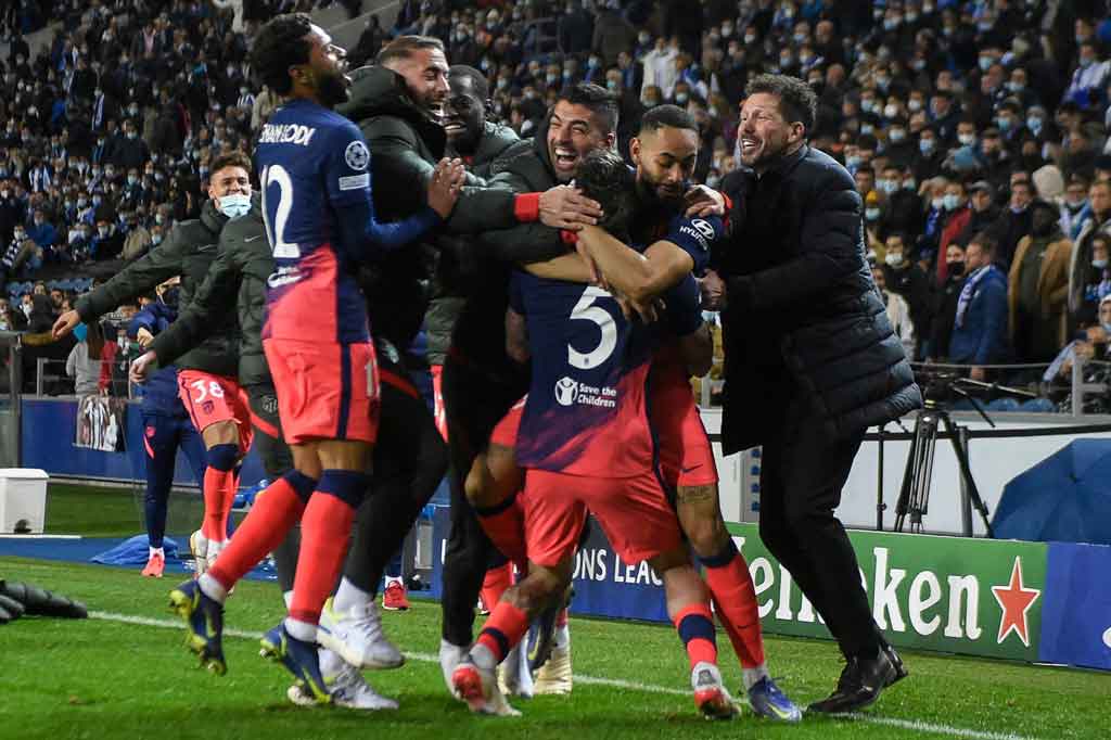 Atletico asuhan Diego Simeone yang memulai pertandingan dari dasar Grup B mengakhirinya di urutan kedua klasemen sementara dengan tujuh poin, sedangkan Porto berada di bawahnya dengan lima poin sehingga hanya bisa lolos ke Liga Europa.