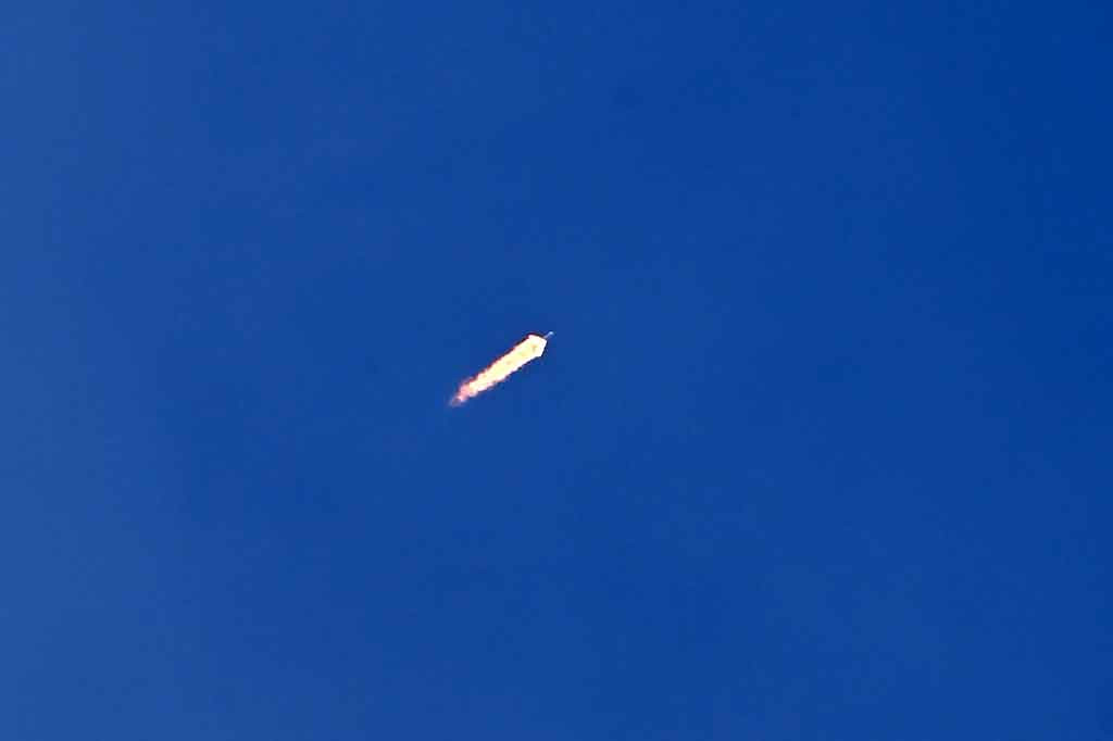 Dia dan asistennya akan menjadi warga negara Jepang swasta pertama yang mengunjungi ruang angkasa sejak jurnalis Toyohiro Akiyama melakukan perjalanan ke stasiun ruang angkasa Mir pada tahun 1990.