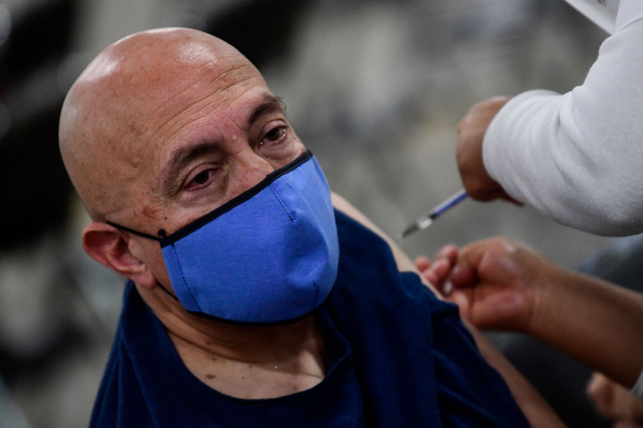 Perawat menyuntikkan dosis ketiga vaksin Covid-19 AstraZeneca di Centro de Estudios Superiores Navales (CENCIS) di Ibu Kota Meksiko, Mexico City, Selasa, 7 Desember 2021.