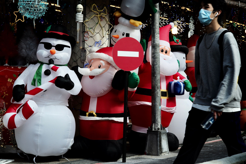 Jelang natal, warga Taipei yang merayakannya mulai berburu dekorasi dan pernak-pernik, dengan tujuan mempercantik rumah mereka saat perayaan 25 Desember 2021, mendatang.