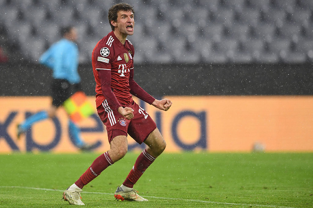 Mampu meredam serangan-serangan Barca, tuan rumah kemudian sukses membuka keunggulan pada menit ke-34 lewat Thomas Mueller menyambut umpan Robert Lewandowski. Bola sempat disapu oleh Araujo, tetapi wasit Ovidiu Hategan mendapat notifikasi teknologi garis gawang dan mengesahkan gol Bayern tersebut.
