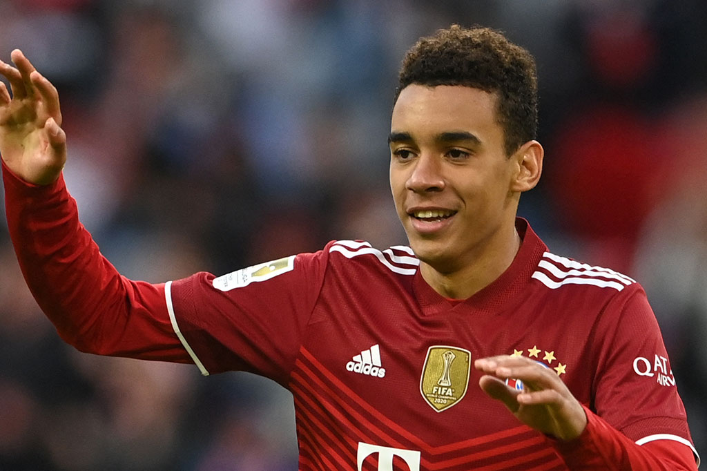 Upaya Barca untuk bangkit kian sulit sebab pada menit ke-62 gawang mereka bobol lagi ketika talenta muda Jamal Musiala berdiri tanpa kawalan menyelesaikan umpan Alphonso Davies demi memperlebar keunggulan Bayern 3-0.