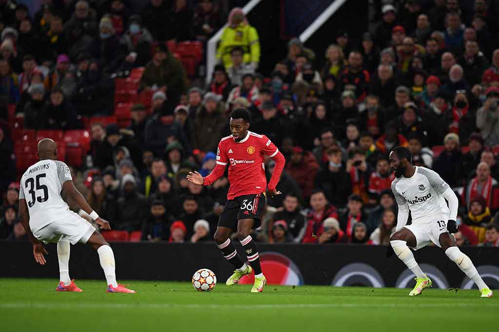 Manchester United mengambil inisiatif serangan dan langsung menekan tim tamu begitu pertandingan dimulai.