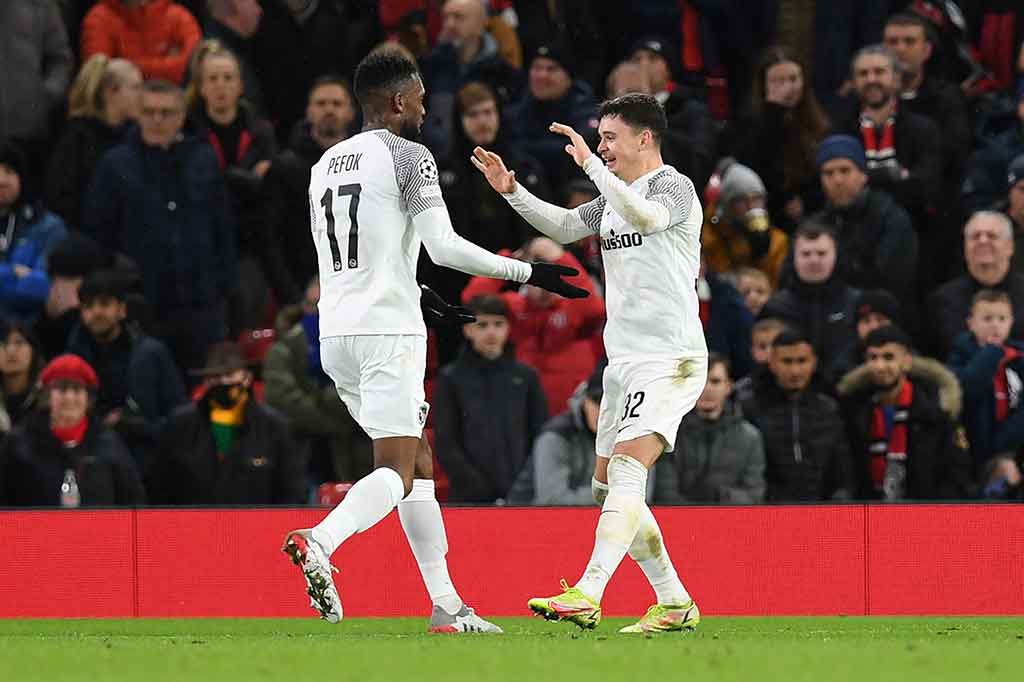 Pada menit ke-42, Young Boys membuat kejutan dengan gol balasan. Van de Beek melakukan kesalahan di area berbahaya, bola dikontrol Fabian Rieder sebelum melepaskan sepakan kaki kanan melengkung yang tidak bisa dihentikan Dean Henderson. Kedudukan imbang 1-1 menutup babak pertama.