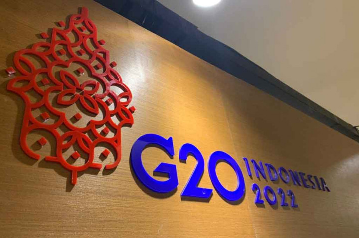 Tiga makna logo G20 Indonesia yakni, Kawung berarti tekad bulat dan berguna bagi sesama (stronger dan together), sementara Dalang bermakna peran aktif, dan Gunungan diartikan sebagai babak baru dan keseimbangan (recover).