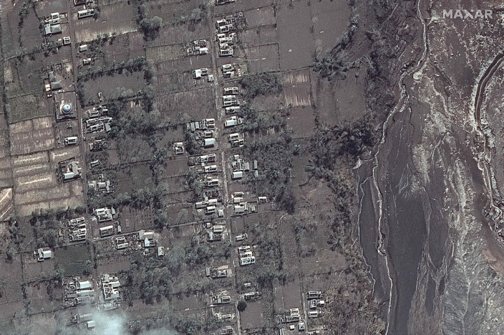 Di kawasan tersebut, diduga masih terdapat beberapa warga yang tertimbun. Petugas juga mendapat laporan dari warga tentang beberapa penduduk yang belum diketahui keberadaannya.